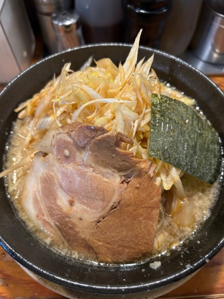 「ネギらあ麺」@らあ麺 やったる 新宿店の写真