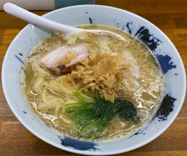 「限定 鮭そば 味玉 鶏脂和え玉」@Made in Tokyo らーめん松の写真