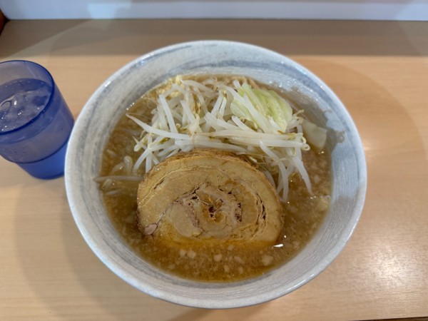 「ラーメン(麺少なめ.ニンニク少なめ.ヤサイ少なめ)880円」@らーめん 天山の写真