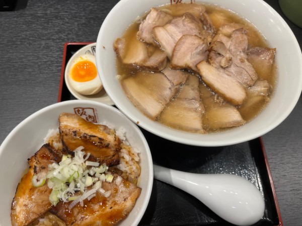 「焼豚ラーメン&炙り焼豚ご飯セット」@喜多方ラーメン 坂内 武蔵新城店の写真