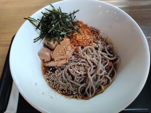 「八味唐辛子のおそば（冷・汁あり）　９００円」@蕎麦とコーヒー ツタンカーメンの写真