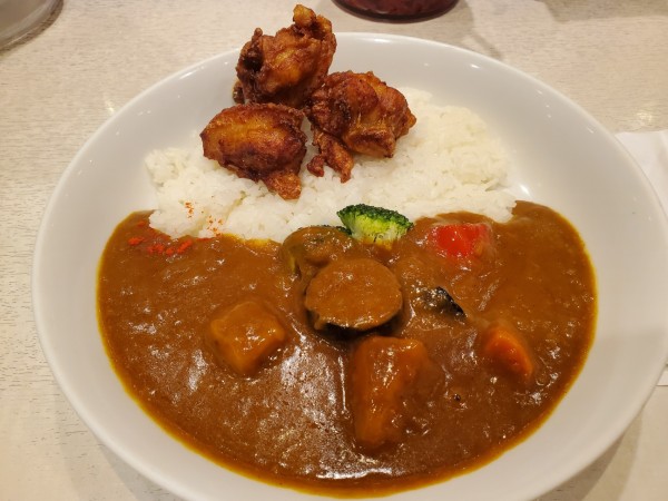 「野菜カレー+唐揚げ」@カレーハウスリオ 相鉄ジョイナス店の写真