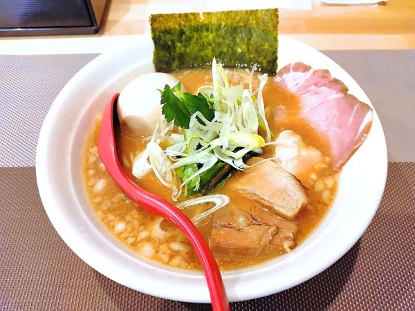 「背脂味噌らぁめん+味玉」@麺や旬香の写真