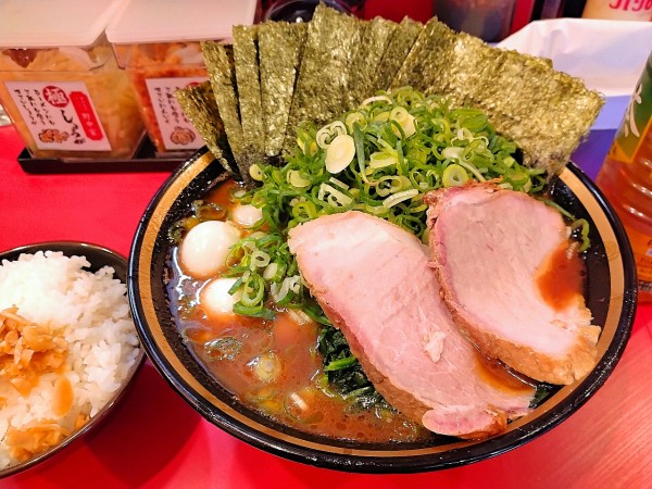 「ラーメン（お好み全て普通）+うずら+のり+九条ネギ+ライス」@横濱家系ラーメン 野中家の写真