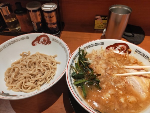 「豚ラーメン＋ニンニクアブラ両方マシマシ＋カラメ＋アレの漬麺」@豚山 町田店の写真