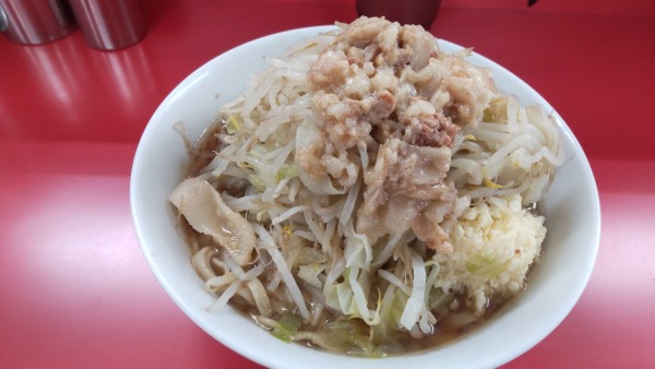「麺半分800円ニンニク野菜脂」@ラーメン二郎 柏店の写真