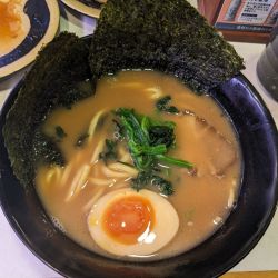 横浜家系ラーメン380円(税込418円)