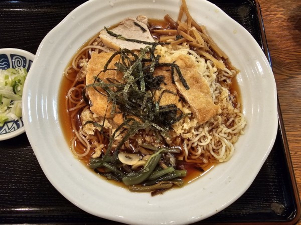 「冷しむじなミックス（中華麺＋そば）　800円」@そば処 吉田屋の写真