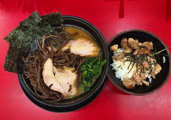 「ラーメン＋豚バラ＋きくらげ＋まぶし焼豚丼」@IEKEI_TOKYO 王道家直系の写真