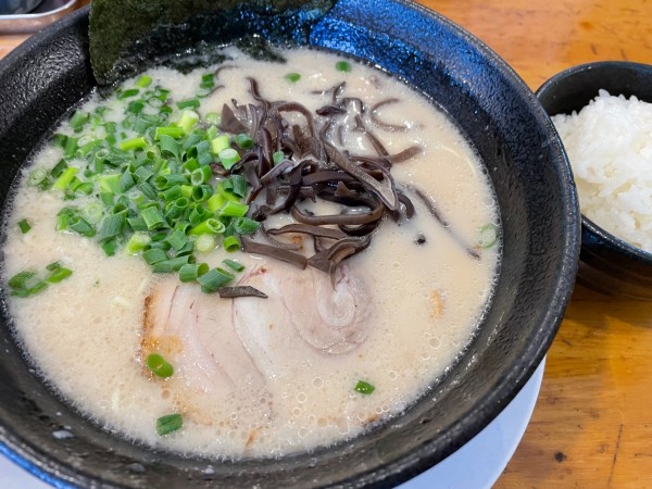 「博多とんこつラーメン790円+餃子ごはん130円」@完熟らーめん本丸 二本松店の写真