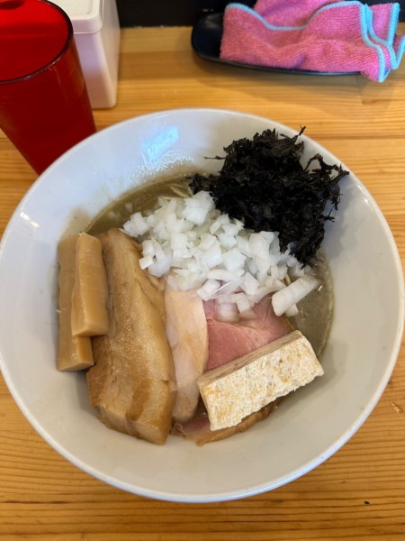 「濃厚煮干　バラチャーシュー玉ねぎ和え玉」@煮干らーめん 川むらの写真