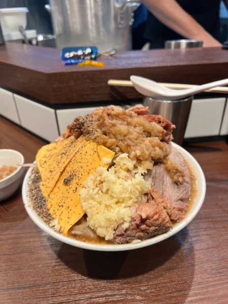 「ラーメン300g(¥1000)豚マシ(¥300)+チーズ×2」@Life is Better...from Yume Wo Katareの写真