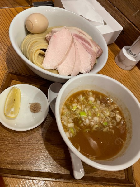 「鶏白湯つけ麺(300g)+特製+レモン&すだち」@麺屋鈴春の写真