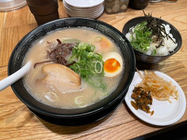 「さざなみ味玉入り + 替玉 + ミニチャーマヨご飯」@とんこつ拉麺 漣の写真