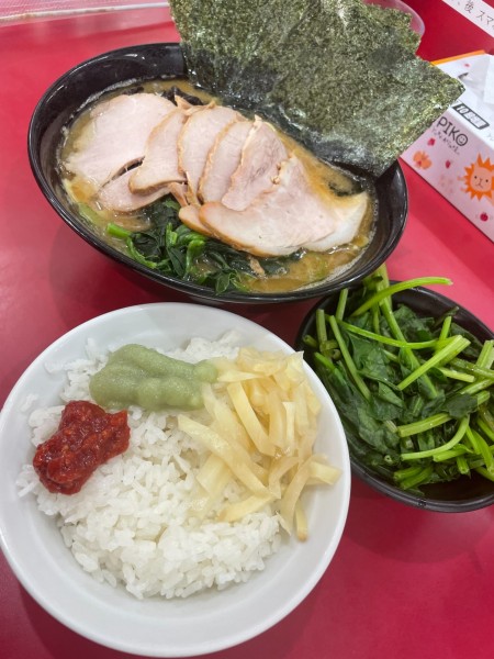 「チャーシューメン+のり+ライス+キクラゲ+生ほうれん草」@杉田家 千葉祐光店の写真