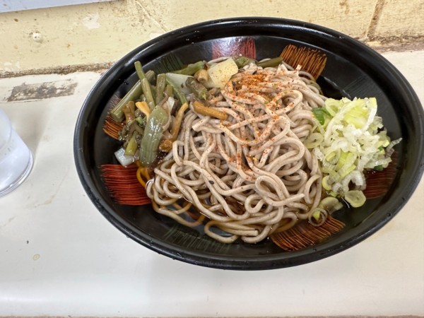 「冷し山菜そば（並盛）410円」@そば・うどん 八起家 西口店の写真