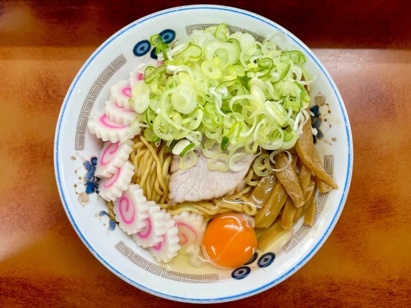 「油そば ネギ盛  なると盛 生玉子 ＋ スープ」@珍々亭の写真