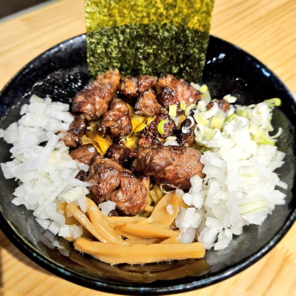 「大サービス!どっさり中落ちカルビまぜそば!」@ハイデン.コッコFACTORYサマンサ・タマサ 師岡町店の写真