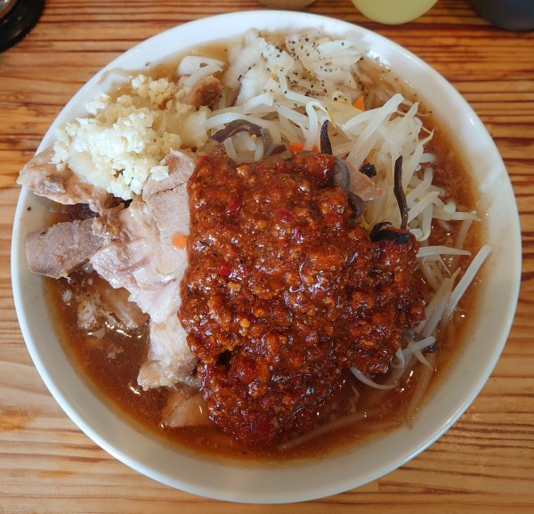 「ぶた入りオロチョンラーメン750円+中盛100円」@にかいやの写真