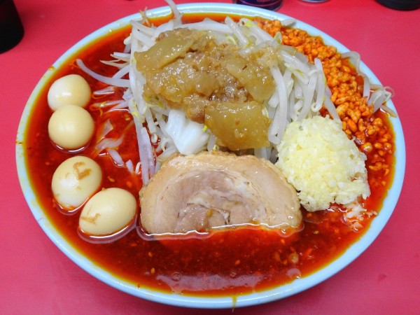 「中辛（950円）＋ウズラ（100円）ニンニクアブラ辛揚げ野菜」@ラーメン悔いなしの写真