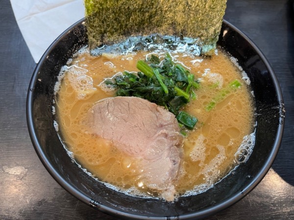 「ラーメン940円」@横浜家系豚骨醤油極太麺 侍 伏見店の写真