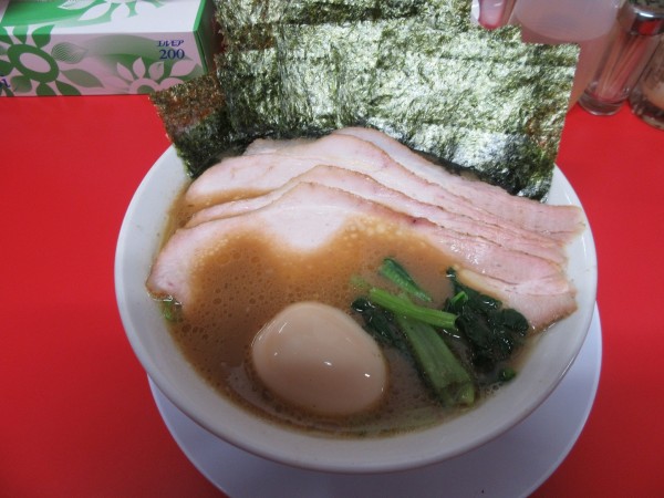 「ぱんちっラーメン（１３００円）」@家系ラーメン ぱんちっの写真