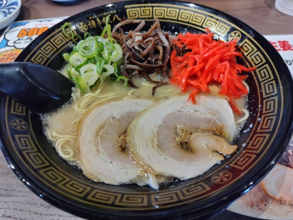 「豚骨ラーメン　※豚骨醤油味　：ハリガネ　※㋗　＋紅ショウガ」@博多鉄八 安曇野店の写真