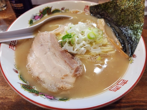 「屋台らあめん　並　：細ちぢれ麺」@らあめん 寸八 総本店の写真