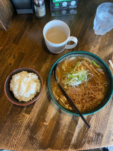 「醤油ラーメン＋小ライス」@らぁめん銀波露 江別本店の写真