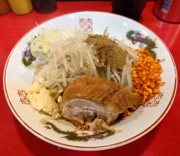 「まぜそば(ミニ、麺少なめ、920円)」@鷹の目 大宮店の写真