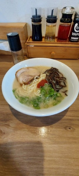 「博多豚骨ラーメン　白」@麺処 白虎 御殿場新橋店の写真