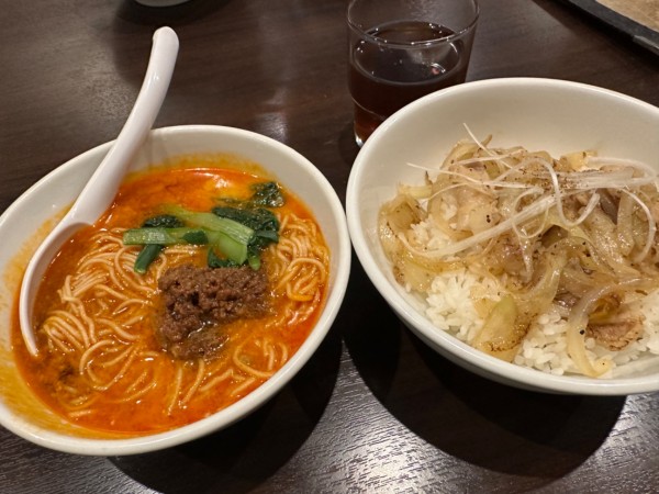 「日替り定食（豚バラ塩焼肉丼＋半担々麺）1,100円→750円」@陳麻家 高崎駅西口店の写真