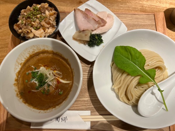「赤つけ麺1100円+まかない飯400円」@麺屋 周郷 神田店の写真