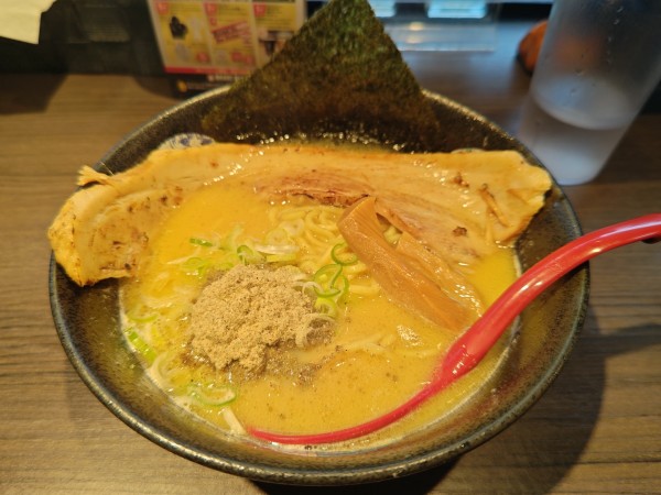 「鶏濃厚魚介どでか煮干しラーメン」@金沢吉宗 駅前店の写真