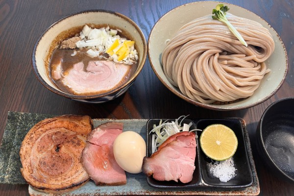 「汁増つけ麺 大+特製トッピング+へべす」@麺屋みつば＋クローバーの写真
