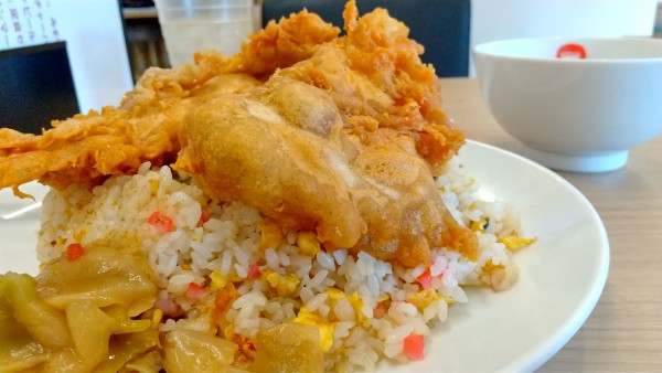 「#チキンチャーハン #1045円 #スープ #55円」@ラーメン中華食堂 新世 出来野店の写真