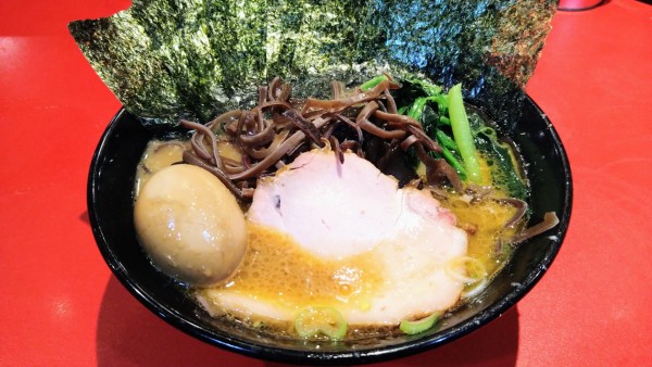 「ラーメン(味濃いめ･麺硬め)+味玉･キクラゲ･海苔」@厚木家の写真