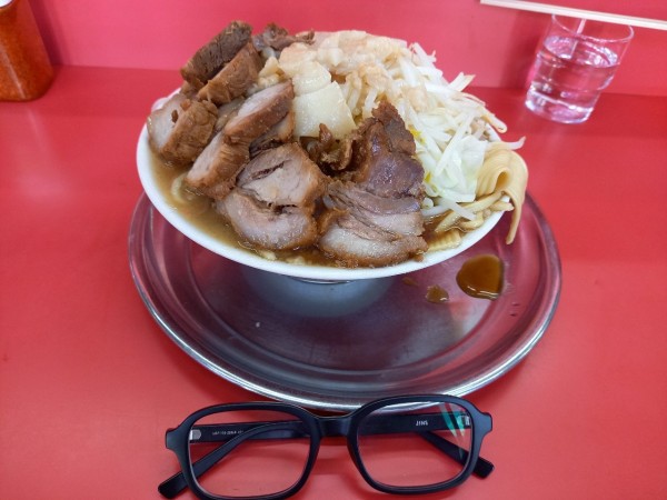 「チャーシュー麵(野菜増し・アブラ増し)14連麵20円」@麺でる 田園調布本店の写真