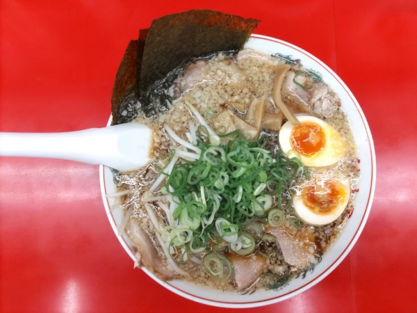 「京都漆黒醤油全部のせラーメン 1,050円　大盛り+100円」@ラーメン魁力屋 五反田店の写真