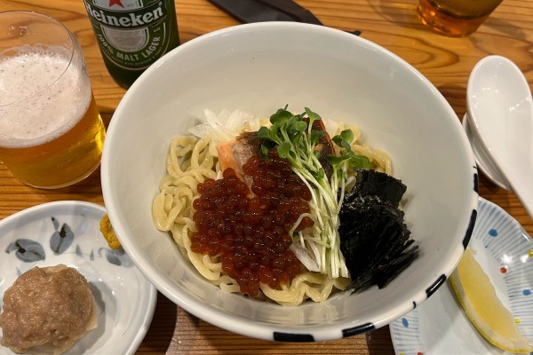 「【限定】秋鮭といくらのまぜそば +ビール」@らーめん かねかつの写真