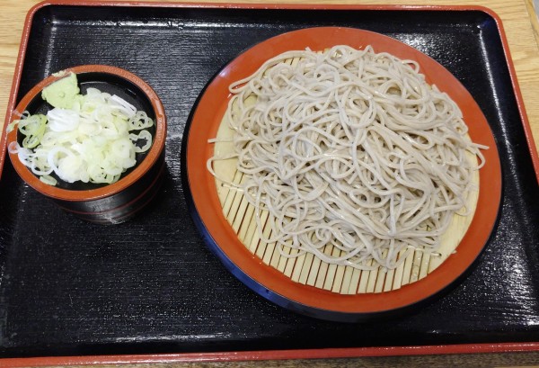 「石臼挽きそば大盛り（600円）」@甲斐そばの写真