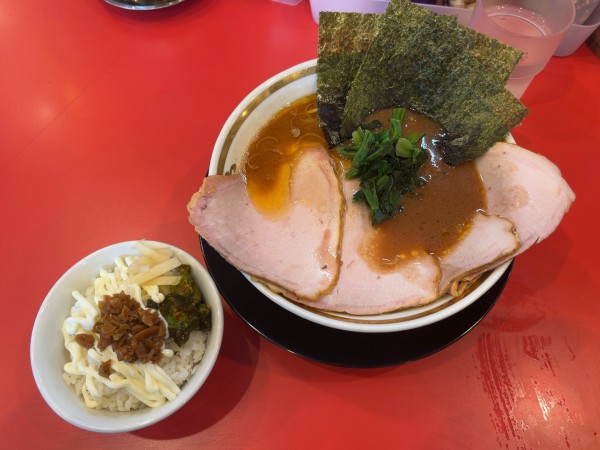 「燻製チャーシューメン＋ライス」@家系ラーメン 裏大輝家 青物横丁店の写真