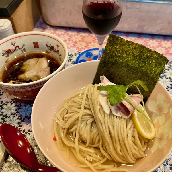 「比内地鶏つけ麺 BABY ＋樽出し熟成グラスワイン」@ベイビーマルソン さくら麺菓の写真
