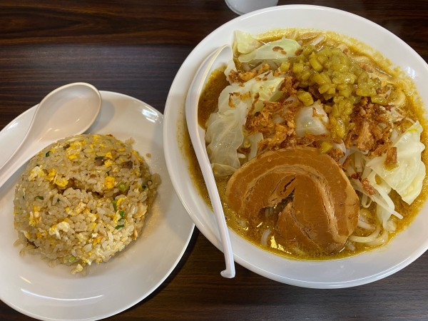 「味噌カレーラーメン2号 890円 +半チャーハン 300円」@味噌ラーメン くまおやじの写真