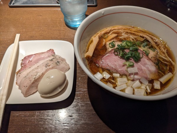「虎徹そば（醤油）・細麺+特製盛」@麺や 虎徹の写真