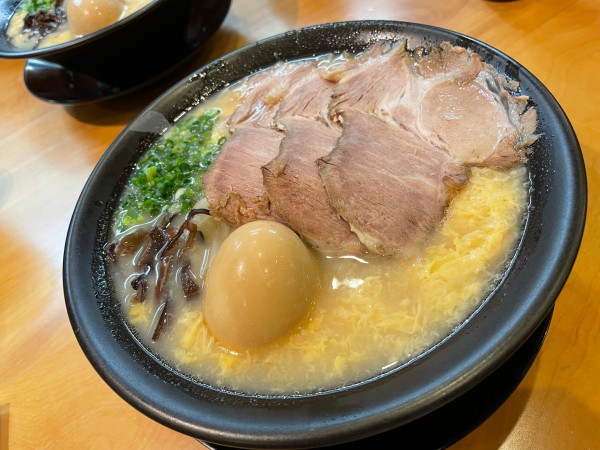 「卵とじとんこつらーめん」@らーめん和屋の写真
