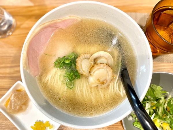「帆立の塩そば　半麺　1000」@麺屋33の写真