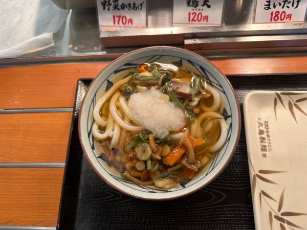 「山菜おろし冷かけうどん（並盛）590円」@丸亀製麺  本庄店の写真