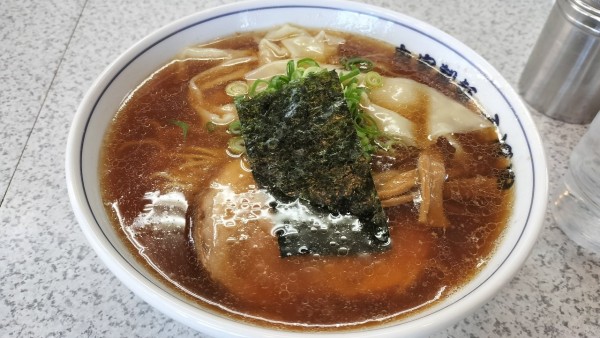 「醤油ワンタン麺1050円」@自家製麺 らーめん くぼ田の写真