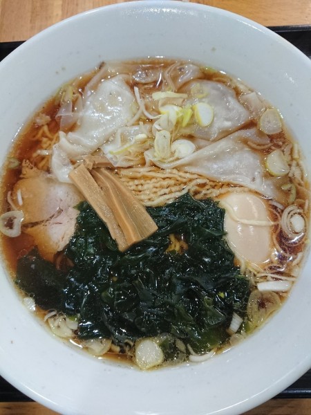 「わんたん麺＋味玉子＋わかめ」@ラーメン三吉の写真